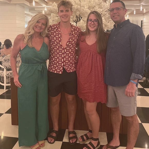 Meet your Posher, Melissa - Picture 2 of 2